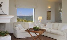 Villa Aquila Alta | Panoramafenster im Wohnbereich Sardinien