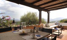 Apartment Country Club 1 | Terrasse mit Steintisch und Loungebereich Terrasse mit Steintisch und Loungebereich