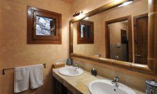 Apartment Country Club 1 | Badezimmer mit zwei Waschbecken und Dusche Badezimmer mit zwei Waschbecken und Dusche