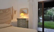 Casa Graziella | Schlafzimmer 3 mit Doppelbett und Gartenzugang Schlafzimmer 3 mit Doppelbett und Gartenzugang
