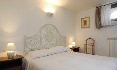 Villa Cala Ginepro | Schlafzimmer 2 (UG) mit Doppelbett Schlafzimmer 2 (UG) mit Doppelbett