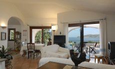 Villa Cala Ginepro | Großräumiges Wohnzimmer mit Meerblick Großräumiges Wohnzimmer mit Meerblick