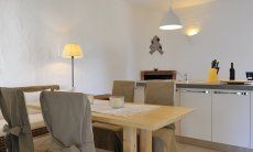 Villa ToreMari | Esstisch mit Blick auf die Kochinsel Esstisch mit Blick auf die Kochinsel