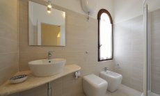 Villa ToreMari | Badezimmer 2 mit Dusche und Bidet Badezimmer 2 mit Dusche und Bidet