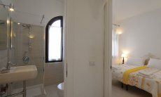 Villa ToreMari | Schlafzimmer 1 und modernes Badezimmer Schlafzimmer 1 und Badezimmer