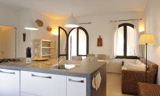 Villa ToreMari | Stilvolle Kochinsel im Wohnbereich mit Blick auf das Sofa Stilvolle Kochinsel im Wohnbereich mit Blick auf das Sofa