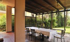Villa Pino | Die überdachte Terrasse wird zum Wohnzimmer im Freien Terrasse