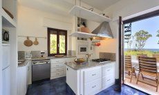 Apartment Orri 3 | Offene, moderne Küche mit großer Tür zur Terrasse Offene, moderne Küche