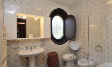Villa Su Faru 1 | Bad 1 im ersten Stock mit Badewanne Bad 1 oben mit Badewanne