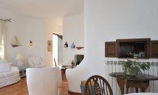 Villa Su Faru 1 | Wohnzimmer 1. Stock mit Küchendurchreiche Wohnzimmer 1. Stock mit Küchendurchreiche