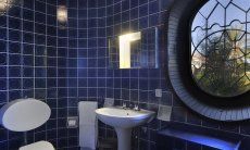 Villa Su Faru 1 | Bad 2 im ersten Stock mit Badewanne und Fenster mit Meerblick Bad 2 oben