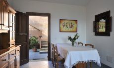 Apartment Castededdu 7 | Wohnbereich mit Esstisch, Küche und Couch Castededdu 7