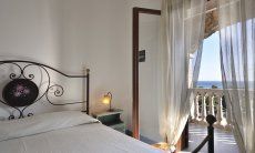 Apartment Castededdu 7 | Schlafzimmer 1 mit Doppelbett und Meerblick Schlafzimmer 1 mit Doppelbett und Meerblick