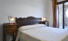 Apartment Castededdu 7 | Schlafzimmer 2 mit Doppelbett und Zugang zum Hof Schlafzimmer 2 mit Doppelbett und Zugang zum Hof
