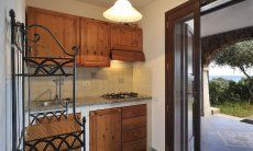 Apartment Castededdu 8 | Küche mit allen wichtigen Geräten und Terrassenzugang Küche mit Terrassenzugang