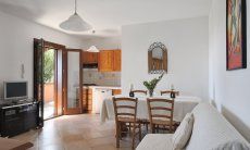 Apartment Castededdu 6 | Wohnbereich mit Küche, Esstisch und Sofaecke Wohnbereich mit Küche, Esstisch und Sofaecke