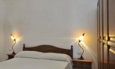 Apartment Castededdu 9 | Schlafzimmer 2 mit Doppelbett und Stauraum Schlafzimmer 2 mit Doppelbett und Stauraum