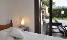 Apartment Castededdu 9 | Schlafzimmer 1 mit Doppelbett und Terrassenzugang Schlafzimmer 1 mit Doppelbett und Terrassenzugang