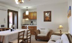 Apartment Castededdu 9 | Wohnbereich mit Esstisch, Sofaecke und Küche Wohnbereich mit Esstisch, Sofaecke und Küche