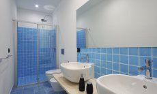 Apartment Cala Liberotto I | Badezimmer 2 mit Dusche und zwei Waschbecken Badezimmer 2 mit Dusche und zwei Waschbecken