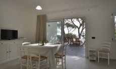 Apartment Cala Liberotto I | Essbereich innen und außen Essbereich innen und außen
