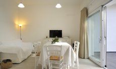 Apartment Cala Liberotto I | Helles Wohnzimmer mit Terrassenzugang Helles Wohnzimmer mit Terrassenzugang