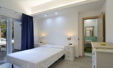Apartment Cala Liberotto I | Schlafzimmer 1 mit Doppelbett und ensuite-Badezimmer Schlafzimmer 1 mit Doppelbett und ensuite-Badezimmer