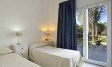 Apartment Cala Liberotto I | Schlafzimmer 2 mit Einzelbetten und Gartenzugang Schlafzimmer 2 mit Einzelbetten und Gartenzugang