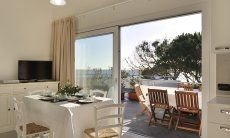 Apartment Cala Liberotto II | Essbereich innen und außen Essbereich innen und außen