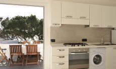 Apartment Cala Liberotto II | Helle Küche mit direktem Zugang zur Terrasse Helle Küche mit direktem Zugang zur Terrasse