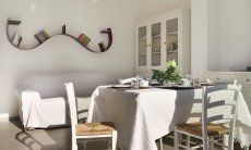 Apartment Cala Liberotto II | Esstisch und Sofa im Wohnbereich Esstisch und Sofa im Wohnbereich