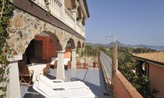 Apartment Castededdu 4 | Terrasse mit Sonnenliegen und Meerblick Terrasse mit Sonnenliegen und Meerblick
