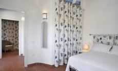 Schlafzimmer 1 mit Doppelbett und Stauraum 