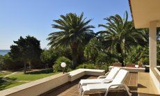 Villa Nautilus | Breite Terrasse mit Sonnenliegen Breite Terrasse mit Sonnenliegen