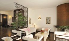Villa Nautilus | Wohnzimmer mit großer Sofa-Ecke Modernes Wohnzimmer mit großer Sofa-Ecke