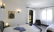 Villa Nautilus | Schlafzimmer 3 mit Doppelbett, Zustellbett und Gartenzugang Schlafzimmer 2 mit Doppelbett, Zustellbett und Gartenzugang