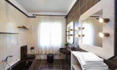 Villa Nautilus | Badezimmer 2 mit Badewanne Modernes Badezimmer 1 mit Badewanne