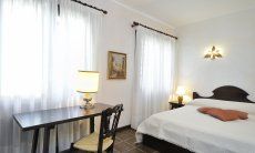 Villa Nautilus | Schlafzimmer 2 mit Doppelbett und Ablagetisch Schlafzimmer 1 mit Doppelbett und Ablagetisch
