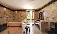 Villa Nautilus | Masterbad in rosa Marmor Sardinien