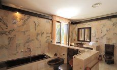 Villa Nautilus | Großes Badezimmer 2 mit Badewanne, Bidet und Gartenzugang Großes Badezimmer 2 mit Badewanne, Bidet und Gartenzugang