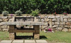 Villa Nautilus | Aussengrill aus Stein im Garten vor der Küche Aussengrill aus Stein im Garten