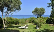 Groß angelegter Garten mit Blick auf das türkisfarbene Meer 