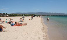 Badegäste am weißen Sandstrand Poetto bei Cagliari