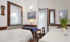 Villa Zoello 10 | Wohnbereich mit Esstisch und Sofa Wohnbereich mit Esstisch und Sofa
