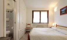 Villa Zoello 10 | Schlafzimmer 1 mit Doppelbett und Ensuite-Bad Schlafzimmer 1 mit Doppelbett und Ensuite-Bad