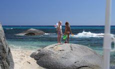 Kinder auf den Felsen im Meer von Sant Elmo