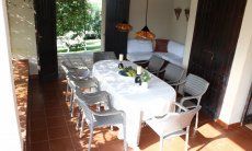 Villa Romana | Großer, überdachter Essplatz und Sofaecke auf der Terrasse Großer, überdachter Essplatz auf der Terrasse