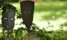Villa Ulivi 12 | Indonesische Masken aus Blech dekorieren den Garten Details