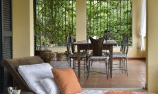 Villa Ulivi 12 | Überdachte Terrasse mit Essbereich und Loungebereich Sardinien