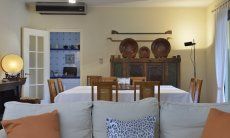 Villa Ulivi 12 | Wohn- und Esszimmer mit Klimaanlage und Blick in die Küche Wohn- und Esszimmer